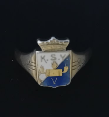 Hei, Löysin paikalliselta kirpparilta kuvanmukaisen hopeasormuksen. Sormuksesta löytyy seuraavanlaiset leimat, ON ...